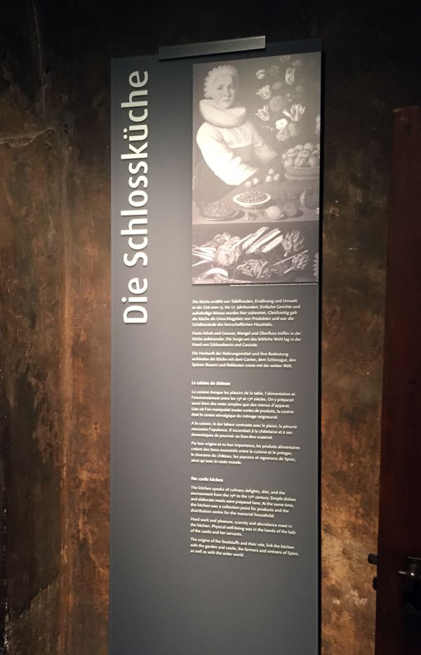 Stele Glas Schloss Spiez.jpg