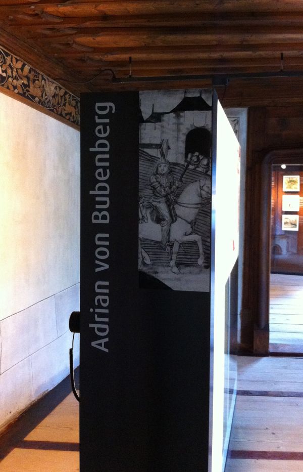 Vitrine Ausstellung Schloss Spiez.jpg